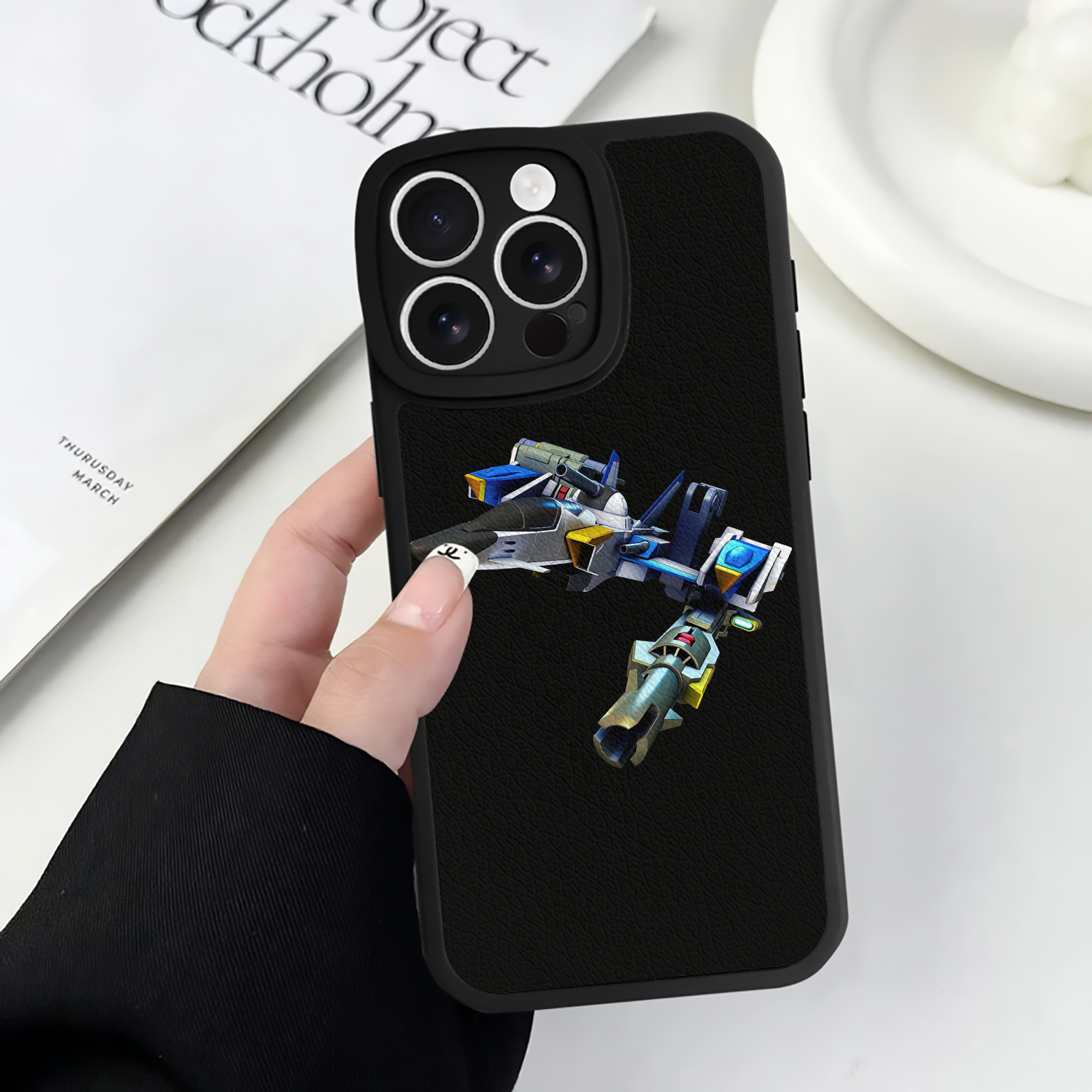 （画像用） 機動戦士ガンダム Mobile Suit Gundam 【iPhone 16シリーズ対応】シリコンスマホケース（レザー調） 材質：シリコン